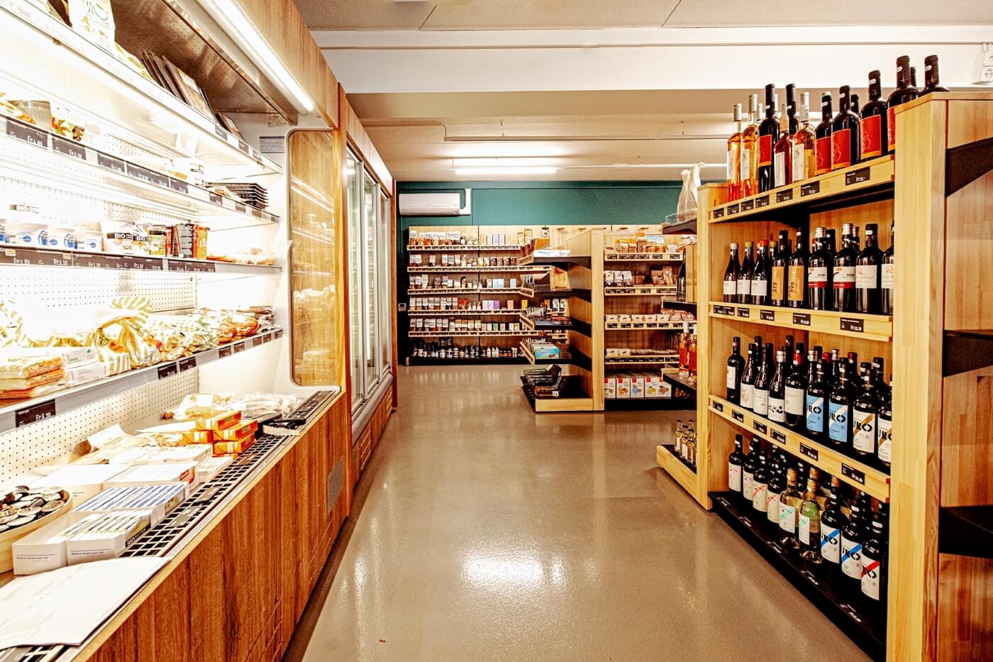 Kühlvitrine und Weinregale im Lebensmittelhandel
